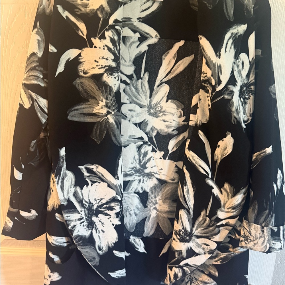 Carolina Belle Black and White Floral Blazer